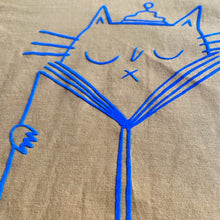 Load image into Gallery viewer, Cat Read T- shirt in Ochre
